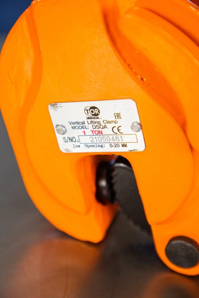 Захват вертикальный TOR DSQA (г/п 1,0 т, лист 0-20 мм) поворотн.