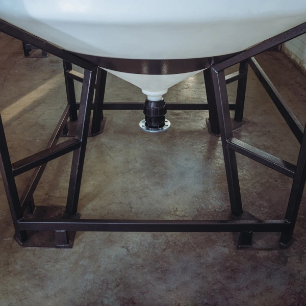 Емкость ЦКТ 5000 л с патрубком 160мм под плотность до 1,2 г/см³ белая в обрешетке с лестницей