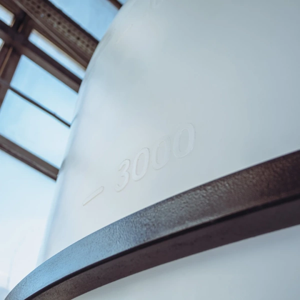 Емкость ЦКТ 5000 л с патрубком 110мм с фланцем под плотность до 1,2 г/см³ белая в обрешетке с лестницей