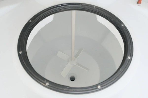 Емкость ЦКТ 3000 л с патрубком 110мм под плотность до 1,2 г/см³ белая в обрешетке с лестницей